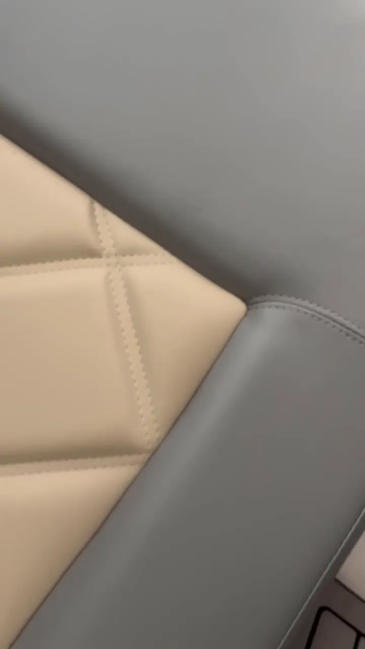 Detalhe da costura em losango e do acabamento cinza